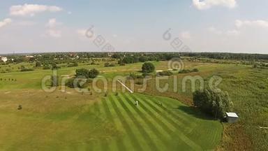 一架无人驾驶飞机飞过一座高尔夫球场，男子正在打高尔夫